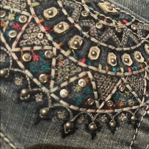 Miss Me Mid Rise Shorts Womens 24 Faded
Denim w/Rhinestones & Studs NWT FAB!! - Picture 2 of 13